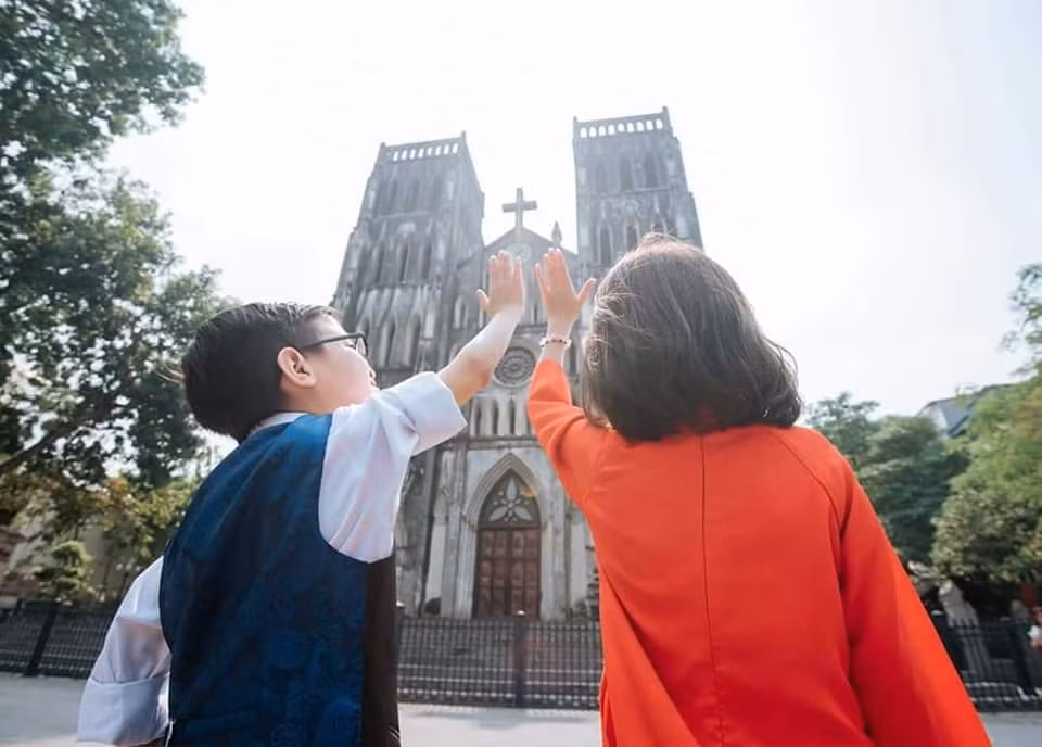 Sau khi học xong tại Trung cấp Kỹ thuật tin học, anh Hùng đi dạy công nghệ thông tin tại Trung tâm Nghị lực sống Hà Nội. Bên cạnh đó, anh Hùng còn là người truyền cảm hứng, nghị lực cho nhiều người khác có hoàn cảnh đặc biệt như anh khiến anh Hùng được nhiều người biết đến trước cả khi tổ chức "đám cưới tí hon" mới đây.