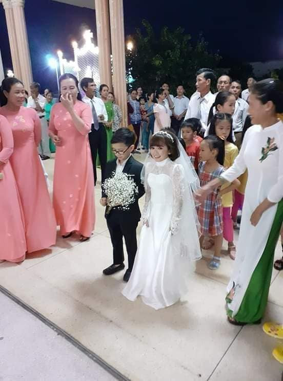 Xon xao dam cuoi cua cap doi “thieu nhi“, guong mat nhu tre lop 1