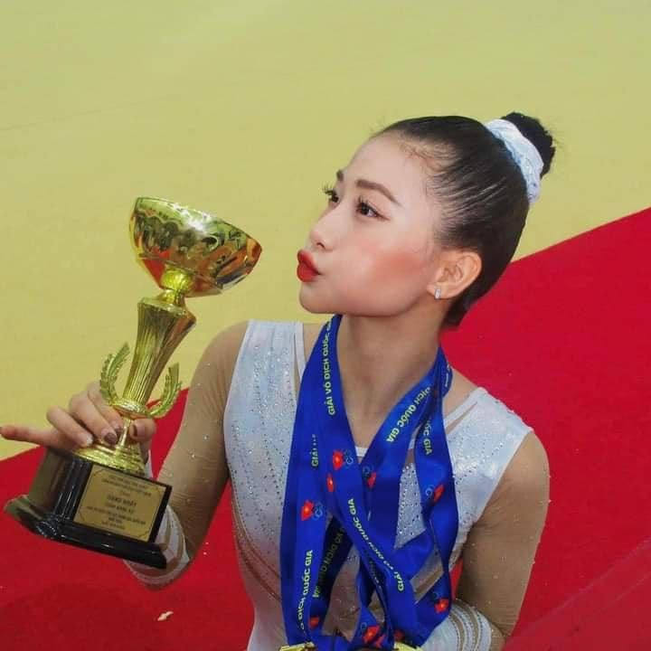 Đó là khoảnh khắc khi Như Phương giành huy chương trong màu cờ sắc áo Việt Nam. Động thái này được cho là nhằm gợi nhắc về sự cống hiến của cựu VĐV này dành cho thể dục dụng cụ.