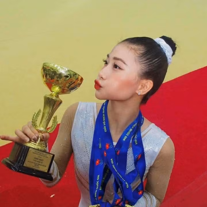 Đó là khoảnh khắc khi Như Phương giành huy chương trong màu cờ sắc áo Việt Nam. Động thái này được cho là nhằm gợi nhắc về sự cống hiến của cựu VĐV này dành cho thể dục dụng cụ.