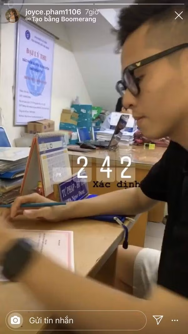 Hôm 3/9, Joyce Phạm đăng tải trên story Instagram cá nhân tấm ảnh Tâm Nguyễn - chồng sắp cưới của cô ký vào giấy chứng nhận kết hôn cùng dòng caption: "2h42, xác định".