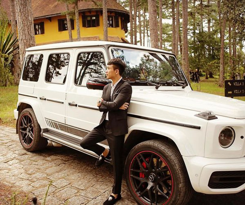 Theo tiết lộ của một người bạn, Minh Nhựa từng vận chuyển chiếc siêu xe mới mua của mình lên Đà Lạt để phục vụ con gái chụp ảnh.