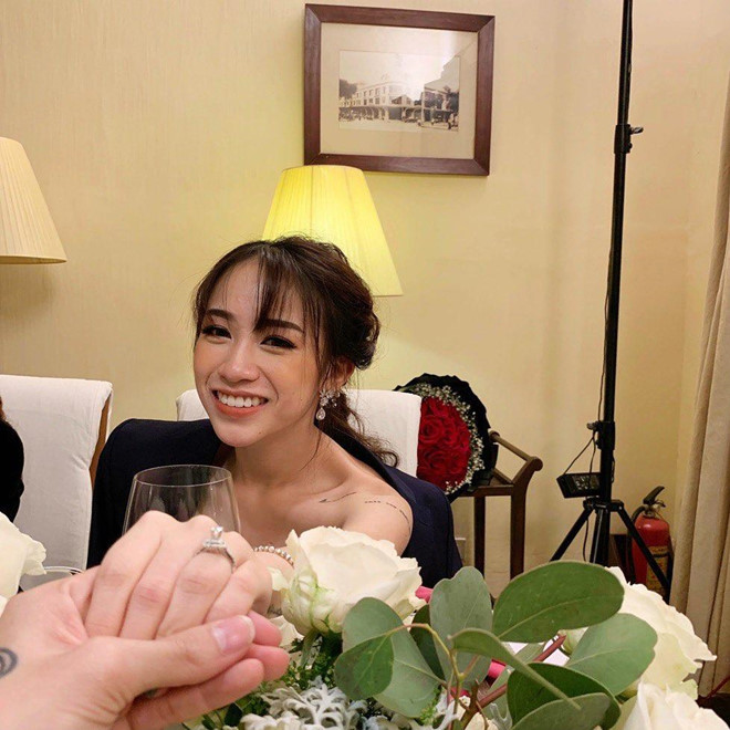 CĐM không khỏi trầm trồ trước hành động "chơi lớn" này của đại gia Minh Nhựa. "Mới chụp ảnh cưới đã thế này, sau cưới thì định làm khủng thế nào nữa nhỉ?", tài khoản L.M bình luận.