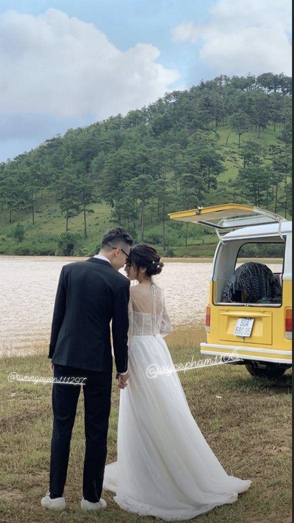 Không chỉ vậy, trên story cá nhân, cặp đôi Joyce Phạm - Tâm Nguyễn liên tục chia sẻ ảnh hậu trường buổi chụp ảnh với chú thích "đi chụp cưới" hay "cô dâu, chú rể".