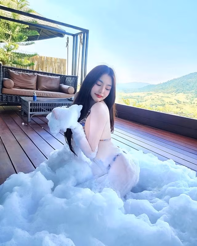 Sanruthai SaeMeng là hot girl, người mẫu nổi tiếng ở Thái Lan. Mỹ nhân mang 2 dòng máu Thái - Trung này được mệnh danh là "hot girl bồn tắm" do cô nàng thường xuyên đăng tải những bức ảnh ướt át tắm rửa.