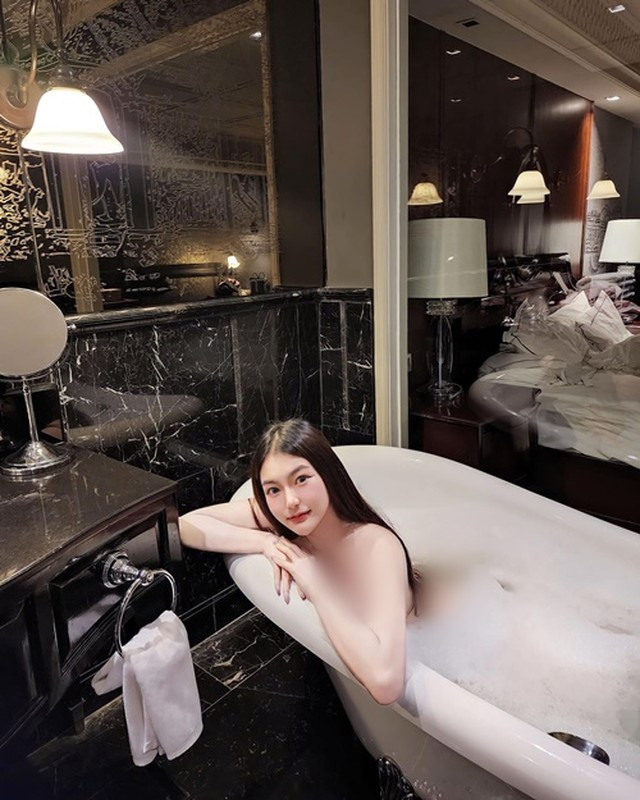 Cô nàng khéo khoe thân hình gợi cảm lấp ló sau những bọt bong bóng xà phòng khiến cánh mày râu rạo rực.