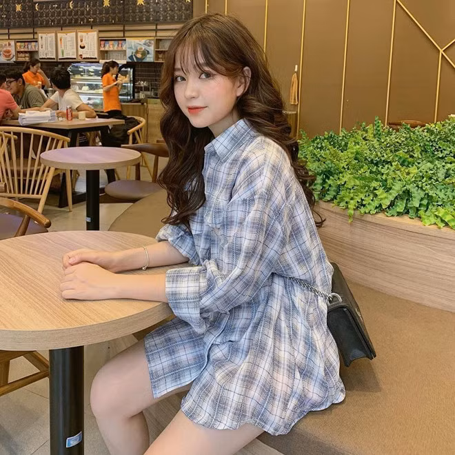 Bên cạnh làm mẫu, cô nàng còn thường xuyên viết bài quảng cáo đăng tải trên trang cá nhân.