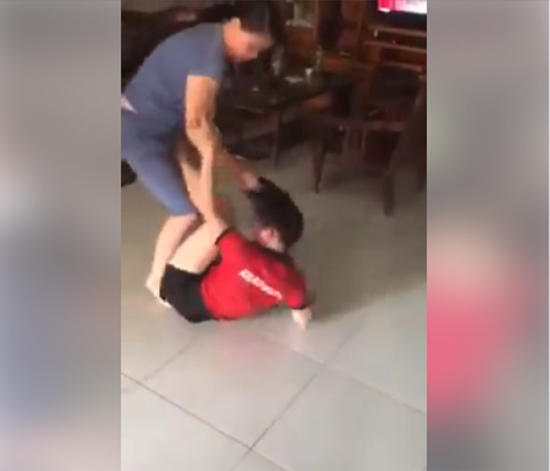 Phat nan voi clip me chong va con dau lao vao danh nhau toi boi