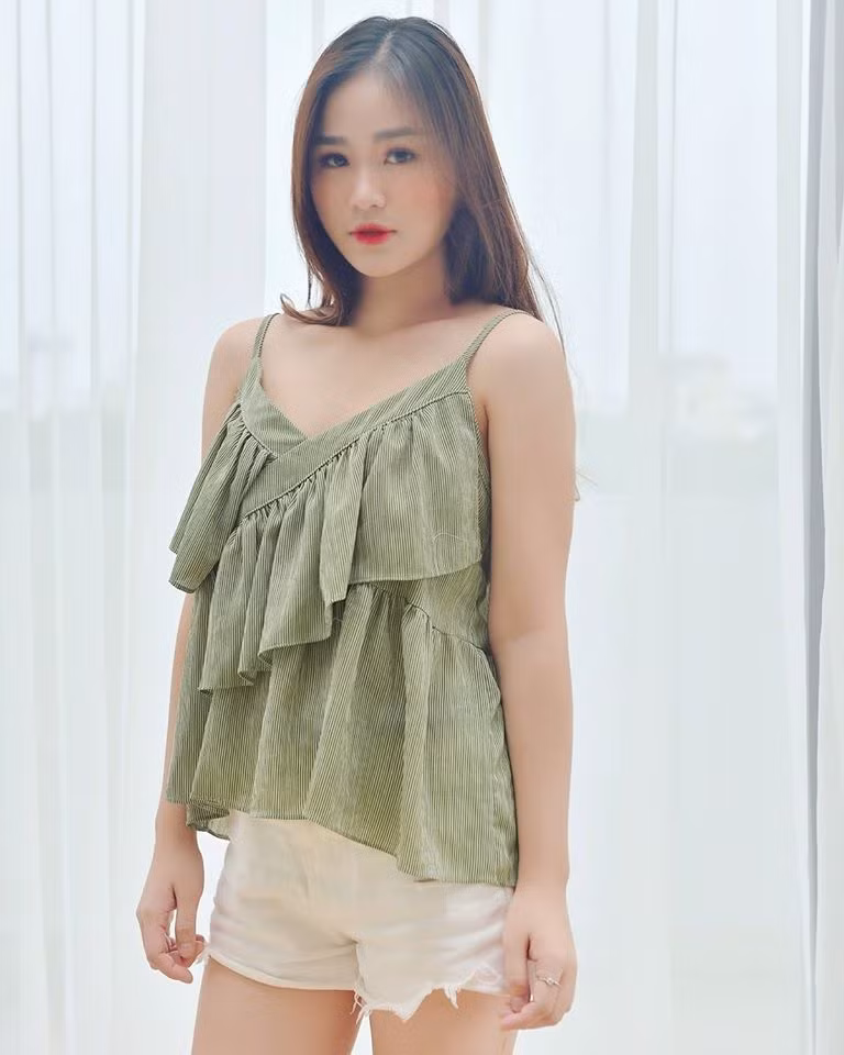 Với tình yêu bóng đá, Linh Trang thường xuyên có mặt trên khán đài để cổ vũ khi tuyển Việt Nam ra sân. Cô nàng cũng nhiều lần lọt vào ống kinh của các cameraman và được cộng đồng mạng chú ý.