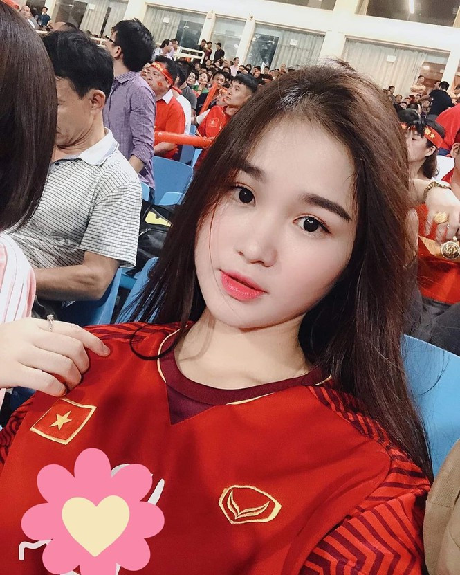 Bên cạnh sự nghiệp sân cỏ, tiền vệ U22 Việt Nam còn được quan tâm khi có mối tình úp mở với hot girl bóng đá Linh Trang.