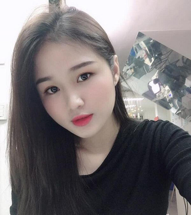 Trên trang Instagram cá nhân, hot girl quê Ninh Bình thường xuyên úp mở về mối quan hệ với tiền vệ Hoàng Đức. Mặc dù cả hai đều chưa chính thức lên tiếng nhưng người hâm mộ đã chắc mười mươi về việc cặp đôi này đang hẹn hò.