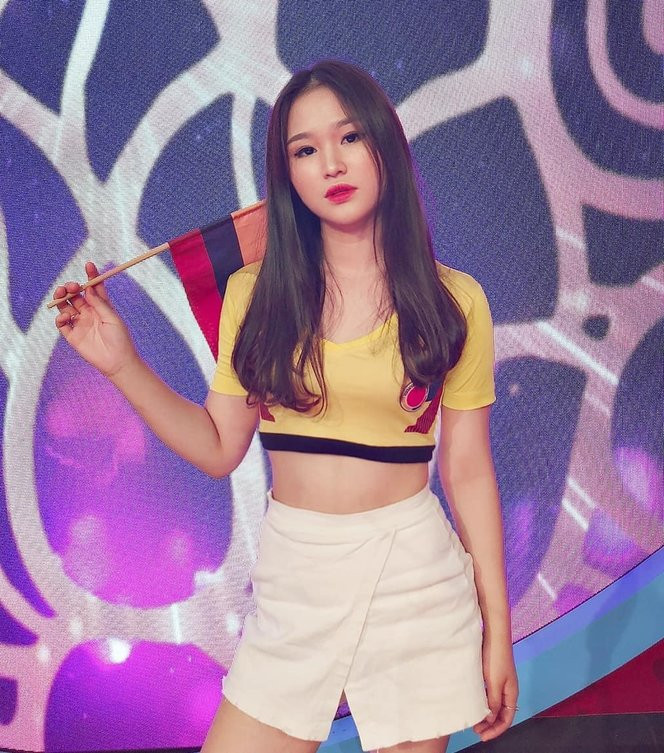 Linh Trang là hot girl có tiếng trên mạng xã hội. Trước khi được biết đến là bạn gái tin đồn của cầu thủ đội tuyển U22 Việt Nam Hoàng Đức thì cô nàng từng là đại diện của Colombia trong chương trình "Nóng cùng World Cup". Bên cạnh đó, Linh Trang cũng từng xuất hiện trong chương trình Táo Quân chào đón năm 2019.