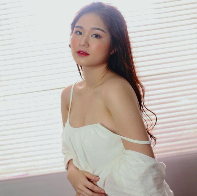 Được biết, Linh Trang và Hoàng Đức quen nhau từ tháng 1/2019. Hot girl là người chủ động "cưa cẩm" chàng cầu thủ thuộc biên chế CLB Viettel.