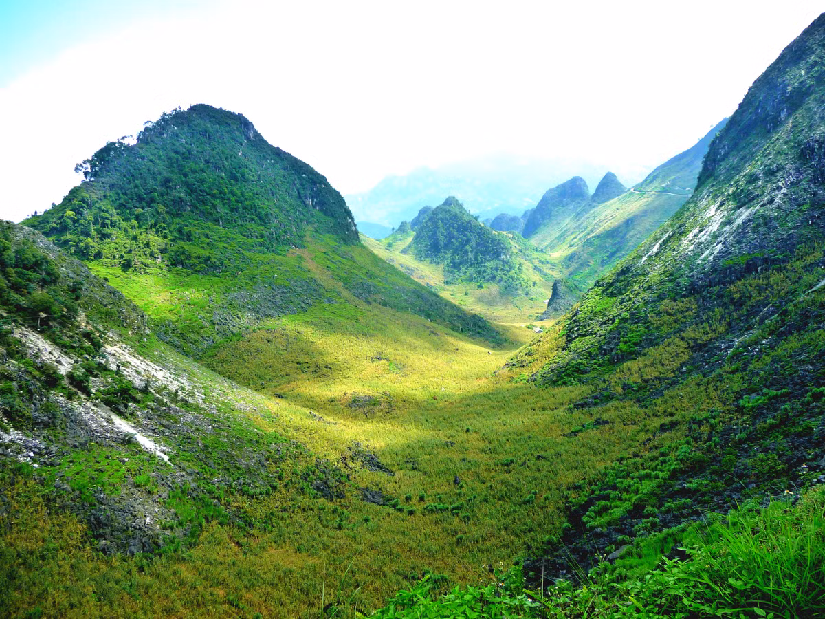 Hà Giang là nơi địa đầu Tổ quốc. Nơi đây non nước hùng vĩ và có rất nhiều địa điểm để các bạn trẻ mê phượt chinh phục như Mã Pì Lèng, Mèo Vạc hay Đồng Văn.