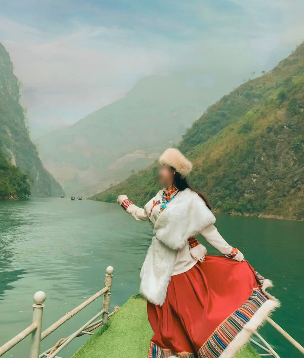 Nhiều người dân địa phương, tiểu thương nhập trang phục nước ngoài về kinh doanh, đơn thuần nghĩ để 'câu khách', tăng giá trị vật chất.