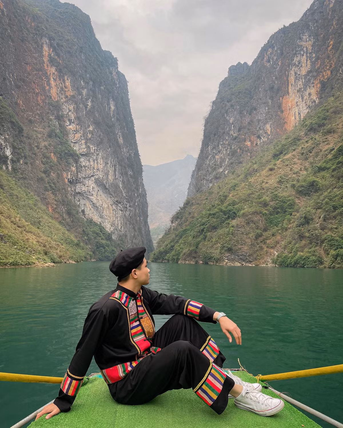 Chàng trai trong trang phục truyền thống dân tộc Mông.