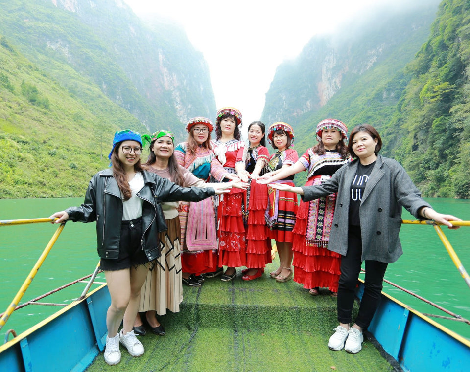 Với quan điểm giữ gìn bản sắc văn hóa dân tộc, nhiều bạn trẻ đã từ chối khoác lên mình những bộ đồ ngoại lai, mà diện trang phục dân tộc Việt.