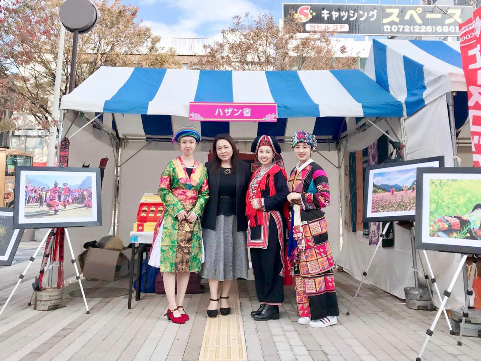 Trang phục dân tộc Dao, Mông, Lô Lô của tỉnh Hà Giang được giới thiệu tại Tokyo, Nhật Bản.