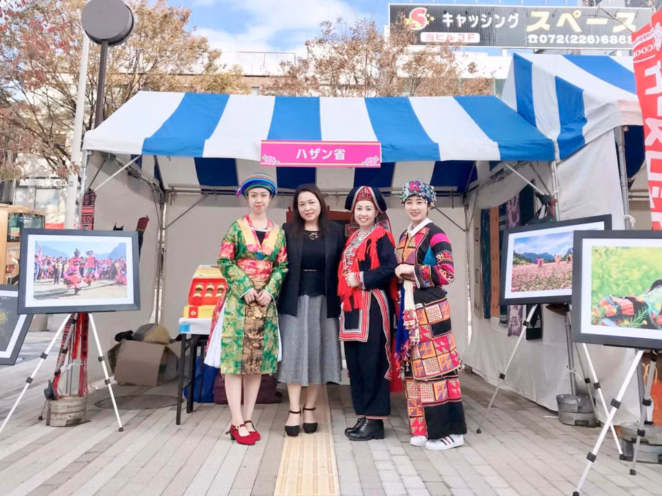 Trang phục dân tộc Dao, Mông, Lô Lô của tỉnh Hà Giang được giới thiệu tại Tokyo, Nhật Bản.