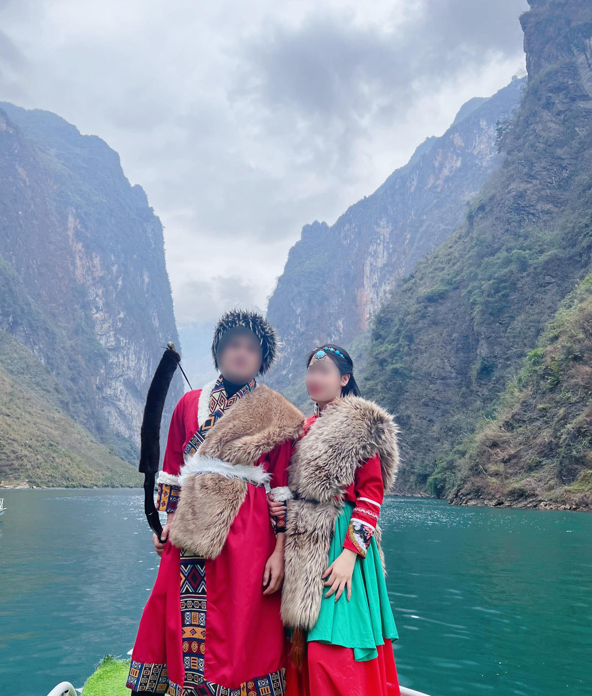 Việc mặc trang phục nước khác khiến rất nhiều du khách đến với Hà Giang đã băn khoăn vì sao địa điểm du lịch Việt Nam mà lại toàn trang phục nước ngoài.