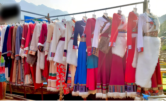 Một gian hàng cho thuê những trang phục ngoại lai.