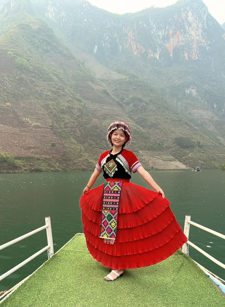 Không ít người cho rằng, vùng Tây Bắc nước ta có nhiều đồng bào dân tộc như Mông, Tày, Dao, Mường... với nét văn hóa rất độc đáo và đậm đà bản sắc riêng. Đăc biệt trang phục cũng đẹp không thua kém gì những trang phục truyền thống nước khác.