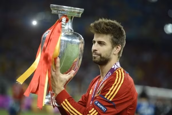 Mới đây, bộ tài chính Tây Ban Nha đã mở 1 cuộc điều tra về các cầu thủ trốn thuế, thêm một cái tên nữa được đưa vào danh sách này là Gerard Pique. Cầu thủ này bị yêu cầu nộp 2,45 triệu Euro tiền thuế anh đã không nộp từ năm 2007-2010. Tuy vậy, nhiều tờ báo tại Tây Ban Nha cho hay Pique sẽ đâm đơn kiện vì những cáo buộc thiếu căn cứ này.