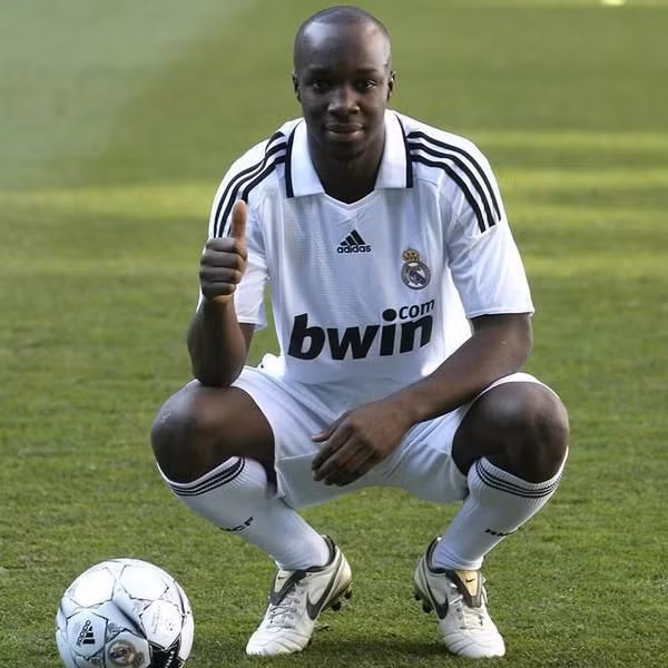 Tháng 10/2011, tiền vệ Lassana Diarra đã bị cảnh sát Le Havre (Pháp) cáo buộc có những cuộc gian lận về thuế. Ngoài ra, người đại diện của cầu thủ này là John Williams cũng bị triệu tập khi không đóng thuế khoản tiền chuyển nhượng 18.9 triệu bảng (20 triệu euro) từ Portsmouth sang Real Madrid của Diarra.