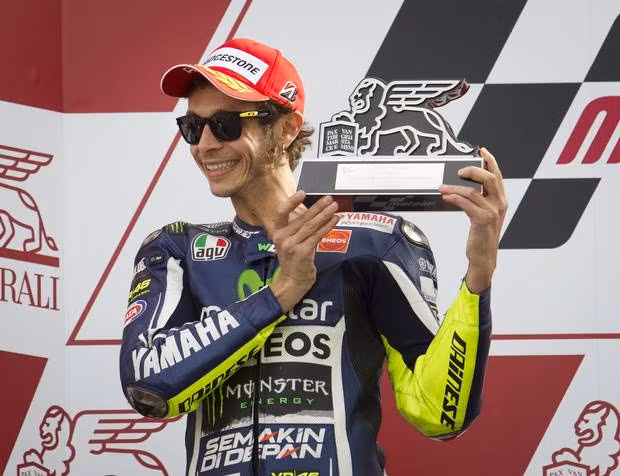 Cựu vô địch thế giới Valentino Rossi từng bị cơ quan thuế tại Ý triệu tập. Sau khi nghe bản luận tội, Rossi buộc phải đồng ý bỏ ra khoản tiền lên tới 51 triệu USD để nộp cho cơ quan thuế vào năm 2008.