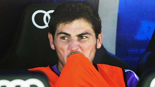 Tháng 6 năm 2014, một loạt báo hàng đầu của Tây Ban Nha đã dẫn nguồn tin của tờ La Vanguardia về việc thủ quân của Real, Iker Casillas bị tình nghi trốn thuế. Theo tờ báo này, Casillas đã tự động nộp phạt 2 triệu euro vào kho bạc nhà nước ngay khi cơ quan thuế chưa bắt tay vào điều tra.