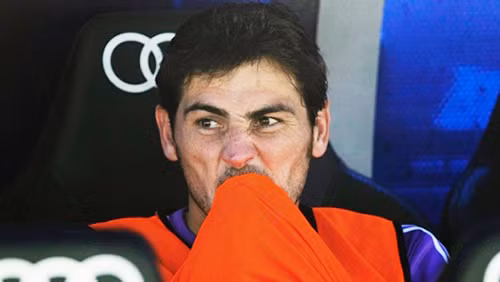 Tháng 6 năm 2014, một loạt báo hàng đầu của Tây Ban Nha đã dẫn nguồn tin của tờ La Vanguardia về việc thủ quân của Real, Iker Casillas bị tình nghi trốn thuế. Theo tờ báo này, Casillas đã tự động nộp phạt 2 triệu euro vào kho bạc nhà nước ngay khi cơ quan thuế chưa bắt tay vào điều tra.