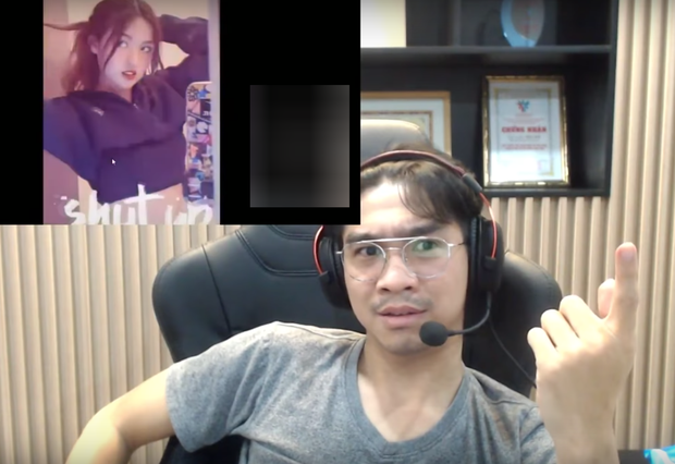 Trong thời gian xem những clip này, hot streamer PewPew liên tục biểu lộ cảm xúc khó hiểu với "Crush của mọi chàng trai" Trần Thanh Tâm. Nhưng chính biểu cảm của anh chàng này lại khiến ai xem cũng phải bật cười.