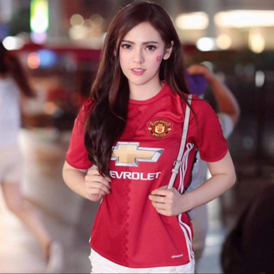 Hot girl có biệt danh 'fiat_panicha' là người hâm mộ cuồng nhiệt của Buriram United - đội bóng cũng của tiền vệ Lương Xuân Trường. Cô bắt đầu theo dõi 'Lâu đài sấm sét' từ năm 2010 và thường xuyên có mặt ở các buổi tập và trận đấu của đội bóng này.