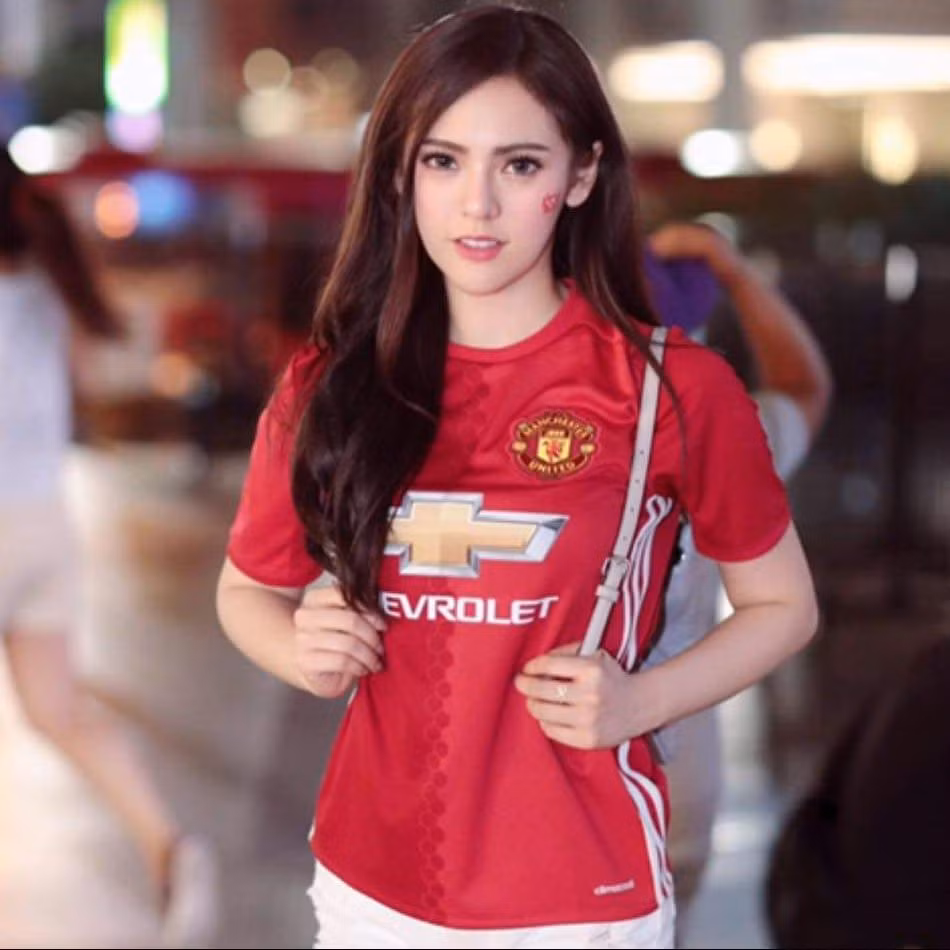 Hot girl có biệt danh 'fiat_panicha' là người hâm mộ cuồng nhiệt của Buriram United - đội bóng cũng của tiền vệ Lương Xuân Trường. Cô bắt đầu theo dõi 'Lâu đài sấm sét' từ năm 2010 và thường xuyên có mặt ở các buổi tập và trận đấu của đội bóng này.