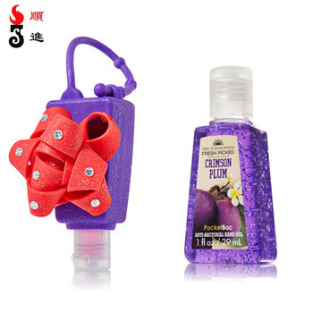 Tặng dung dịch rửa tay nhân dịp Valentine giữa mùa corona không chỉ là món quà ý nghĩa mà còn thể hiện người tặng rất chu đáo, quan tâm đến sức khoẻ của đối phương. Nghĩ đến chuyện người yêu tìm mua bằng được dung dịch rửa tay giữa thời khan hiếm để làm quà tặng là bất kỳ cô gái nào cũng đổ gục.