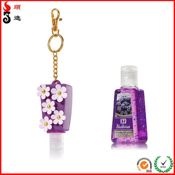 Trên thị trường hiện nay cũng có rất nhiều loại nước rửa tay với mẫu mã, mùi hương đa dạng, hơn nữa những thứ "nhỏ nhưng có võ" lại có bề ngoài bắt mắt thế này luôn khiến phái nữ thích thú.