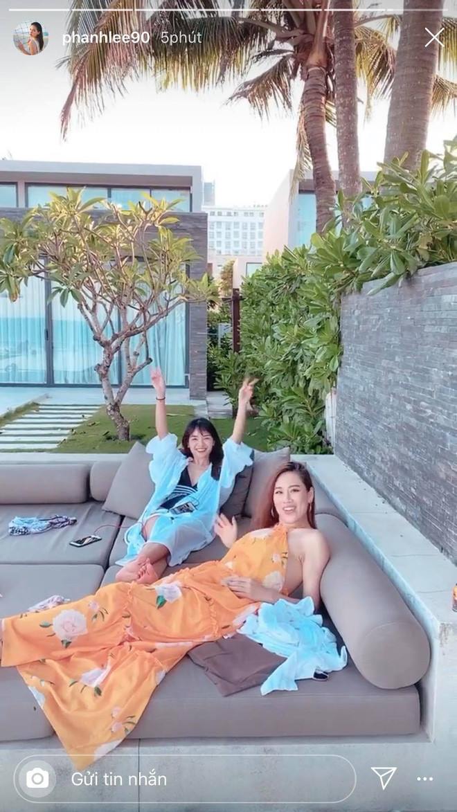 Nữ diễn viên "Ghét thì yêu thôi" đã hé lộ vài hình ảnh về không gian cưới của mình trên bãi biển, đã có những vị khách đầu tiên đến tham gia cùng.