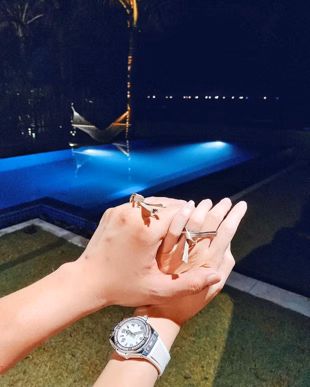 Trước đó không lâu, hot girl này đã khoe ảnh được chồng tương lai cầu hôn với chiếc nhẫn độc nhất vô nhị.