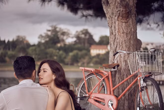 Ảnh cưới của cô nàng cũng đang dần được hé lộ.