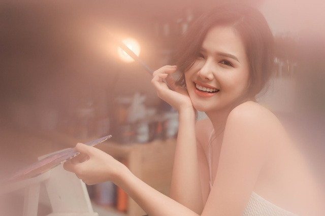 Phanh Lee nói chồng cô thích âm thầm bên nữ diễn viên và không thích lên báo nên cô không chia sẻ gì thêm về một nửa của mình. Nữ diễn viên sinh năm 1990 không tiết lộ bất cứ thông tin hay hình ảnh nào của chồng sắp cưới.