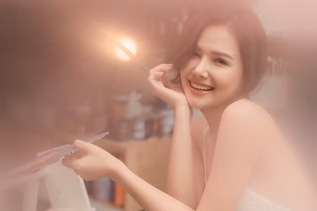 Phanh Lee nói chồng cô thích âm thầm bên nữ diễn viên và không thích lên báo nên cô không chia sẻ gì thêm về một nửa của mình. Nữ diễn viên sinh năm 1990 không tiết lộ bất cứ thông tin hay hình ảnh nào của chồng sắp cưới.