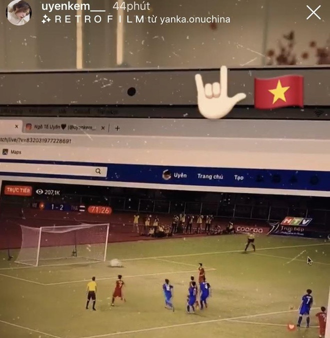 Trận đấu giữa U22 Việt Nam và U22 Thái Lan trong khuôn khổ bảng B, SEA Games 30 chiều ngày 5/12 đem lại nhiều cảm xúc cho người hâm mộ. Trên trang cá nhân, nhiều nàng WAGs Việt Nam bày tỏ niềm hạnh phúc khi thầy trò HLV Park Hang-seo giành quyền đi tiếp. Tố Uyên - người yêu Nguyễn Thành Chung phấn khích theo dõi trận đấu qua màn hình.