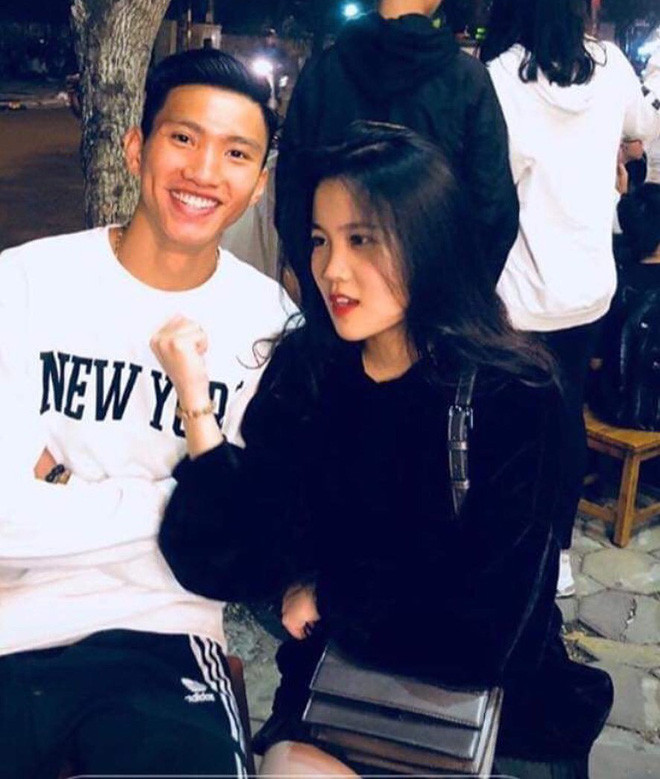 Trái ngược với hình ảnh "ông trời con" trên sân bóng, Văn Hậu thường xuyên nói lời ngọt ngào với bạn gái trên mạng xã hội.