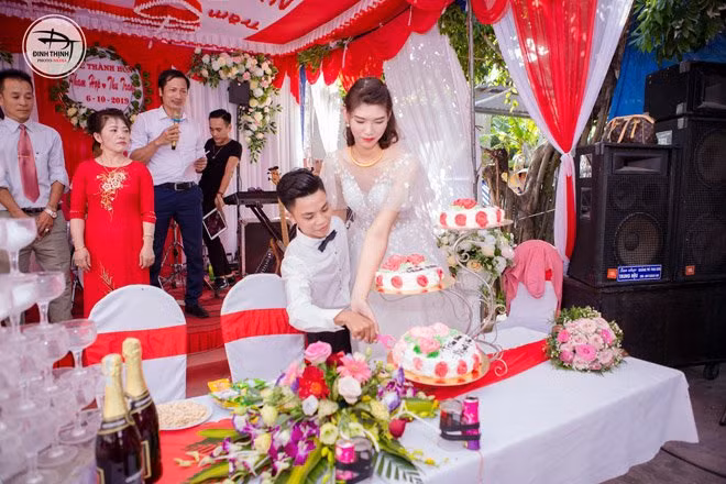 Ngay sau đó, cô dâu - nhân vật chính của câu chuyện đã lên tiếng chia sẻ: “Chúng em yêu nhau và tìm hiểu một thời gian dài mới tiến tới hôn nhân. Anh và em đều không có vụ lợi hay tính toán gì hết. Em mong mọi người đừng đưa câu chuyện đi quá xa, ảnh hưởng đến cuộc sống của chúng em cũng như gia đình hai bên”. - Ảnh: Đinh Thịnh