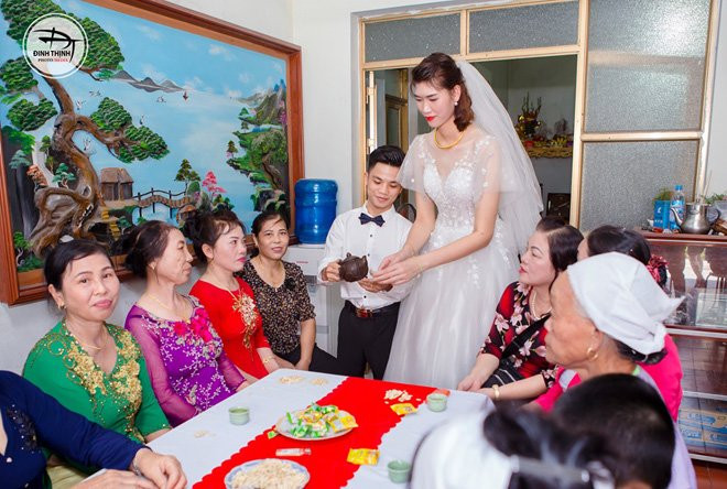 Có lẽ, một khi tìm được một nửa của cuộc đời mình thì tuổi tác, sự chênh lệch về chiều cao hay ngoại hình sẽ chẳng còn quan trọng nữa. Ảnh: Đinh Thịnh