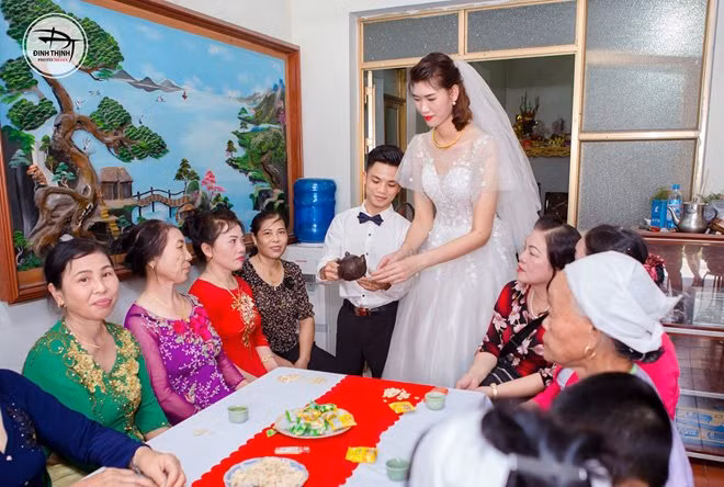 Có lẽ, một khi tìm được một nửa của cuộc đời mình thì tuổi tác, sự chênh lệch về chiều cao hay ngoại hình sẽ chẳng còn quan trọng nữa. Ảnh: Đinh Thịnh