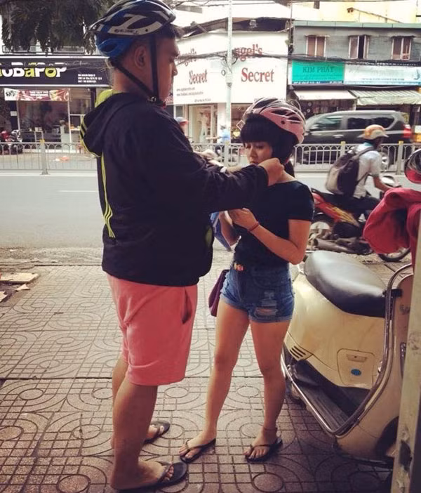 Cặp đôi Bùi Thị Bích Trâm (SN 1995, quê Đồng Nai) và Tăng Thành Lợi (SN 1994, sống tại Sài Gòn) từng trở thành tâm điểm chú ý của cộng đồng mạng hồi 2014, khi bức ảnh ghi lại khoảnh khắc chàng trai to cao đang trao cho cô gái nhỏ bé những cử chỉ chăm sóc, yêu thương đặc biệt được chia sẻ. 