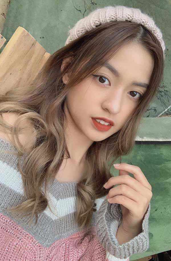 Thời gian gần đây, Trần Thanh Tâm là một cái tên không hề xa lạ đối với cộng đồng mạng. Cô nàng nổi tiếng nhờ clip "thả thính" ngọt ngào trên Tik Tok với câu nói: "Trứng rán cần mỡ/ Bắp cần bơ/ Yêu không cần cớ/ Cần cậu cơ".