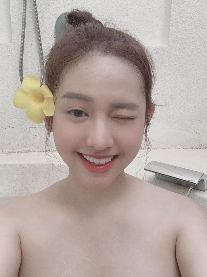 Thúy Vi, hot girl Cà Mau đình đám là một cô gái chuộng nổi tiếng theo kiểu gây sốc. Cô nàng từng lên mạng xã hội dạy cách "bào tiền" đàn ông.