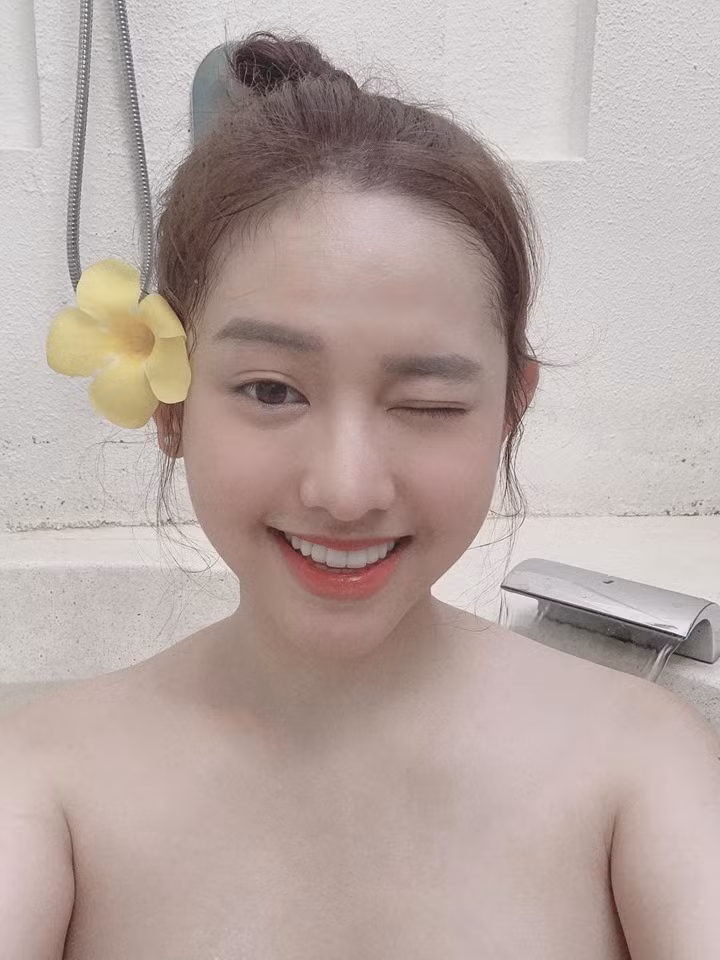 Thúy Vi, hot girl Cà Mau đình đám là một cô gái chuộng nổi tiếng theo kiểu gây sốc. Cô nàng từng lên mạng xã hội dạy cách "bào tiền" đàn ông.